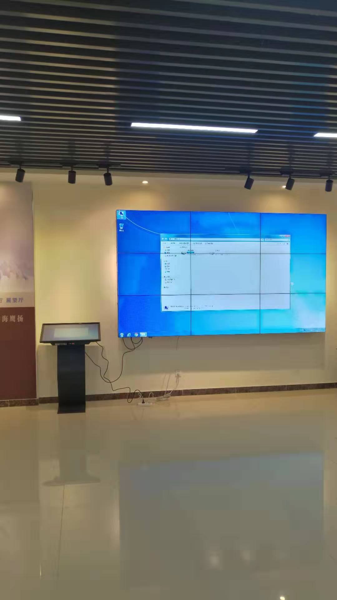 最新案例:32寸触摸一体机控制3*3液晶拼接屏应用于天津农学院