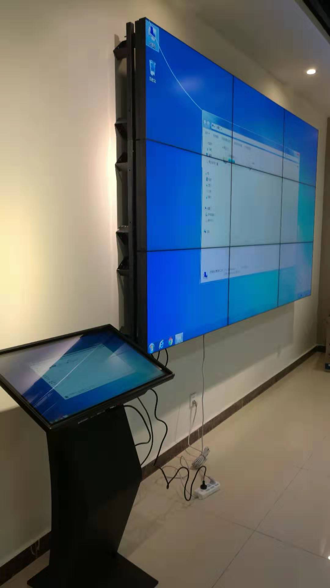 最新案例:32寸触摸一体机控制3*3液晶拼接屏应用于天津农学院