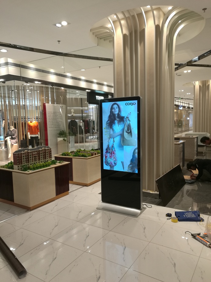 最新案例:55寸立式高清广告机应用于售楼中心